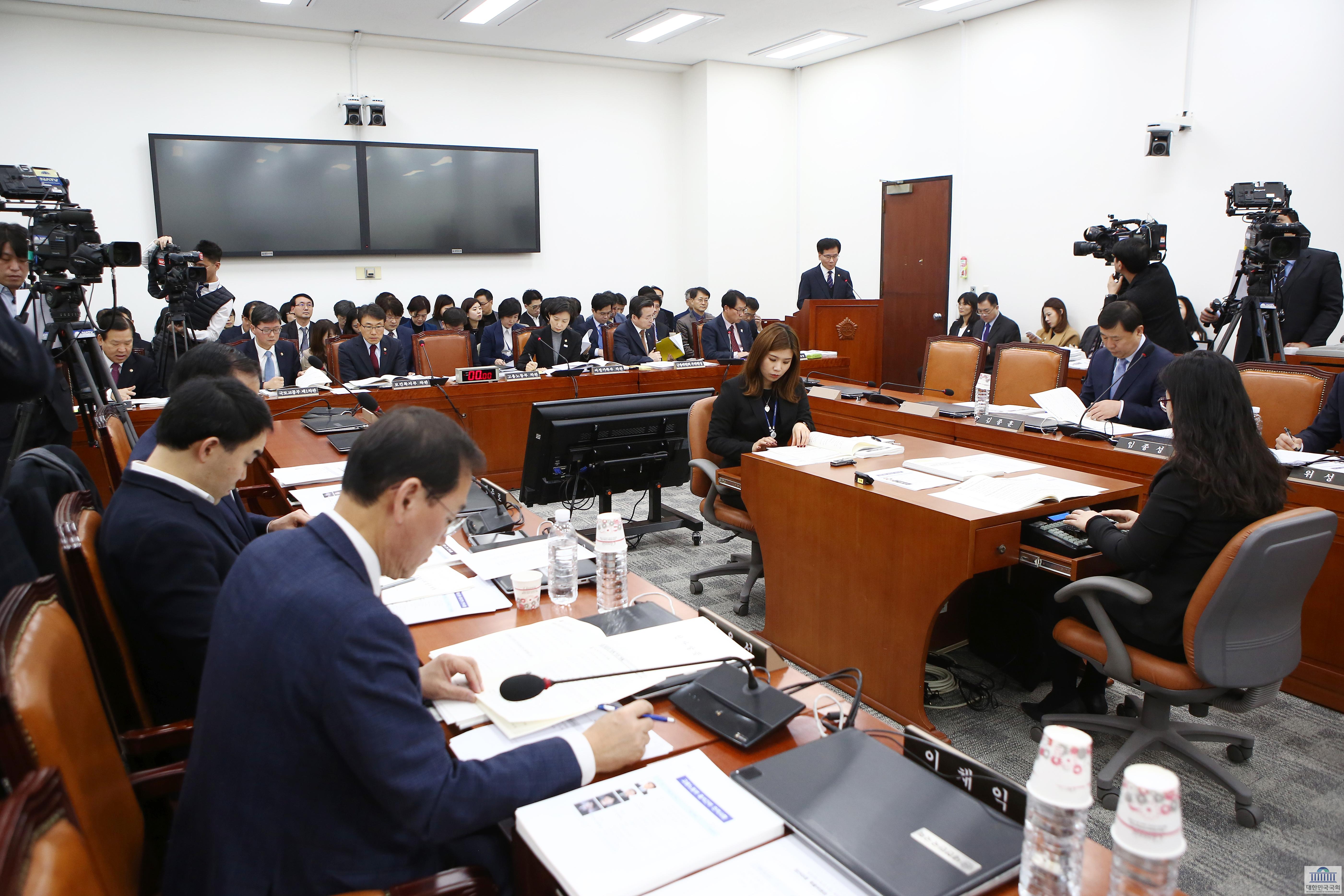 청년 실업 해결을 위한 국회의 노력