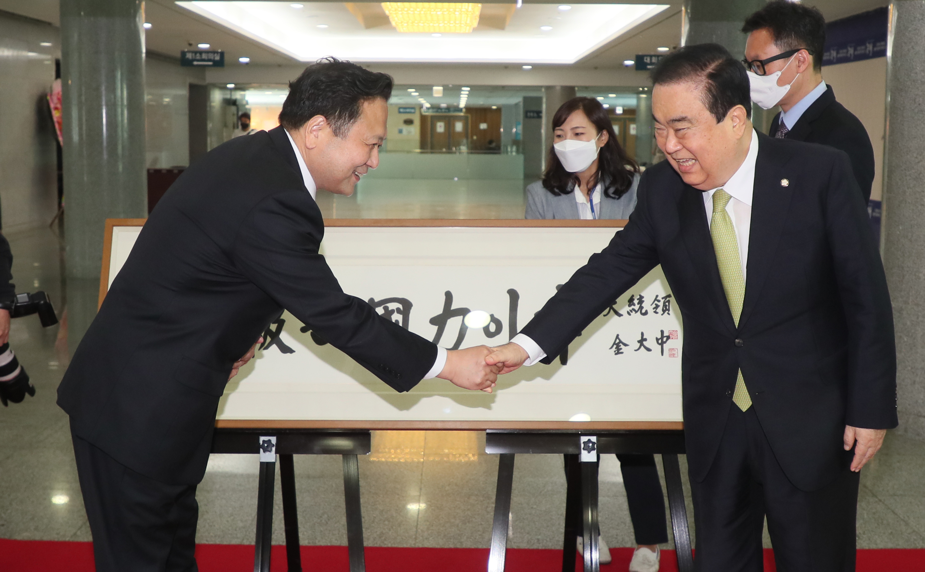 전시회 개막식_대표 기증기록물 전달식(2)