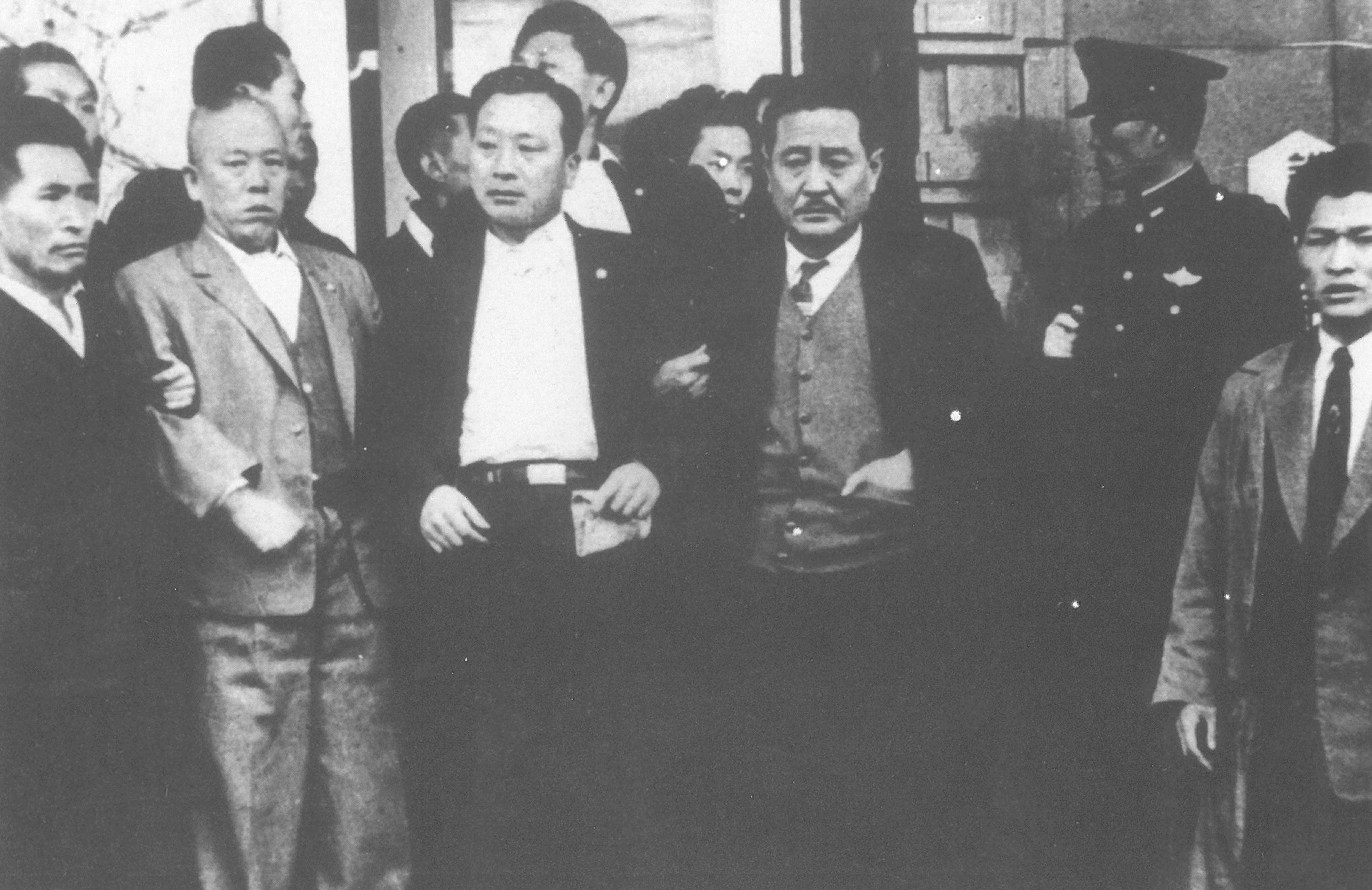 망연자실한 표정의 야당의원들 사진