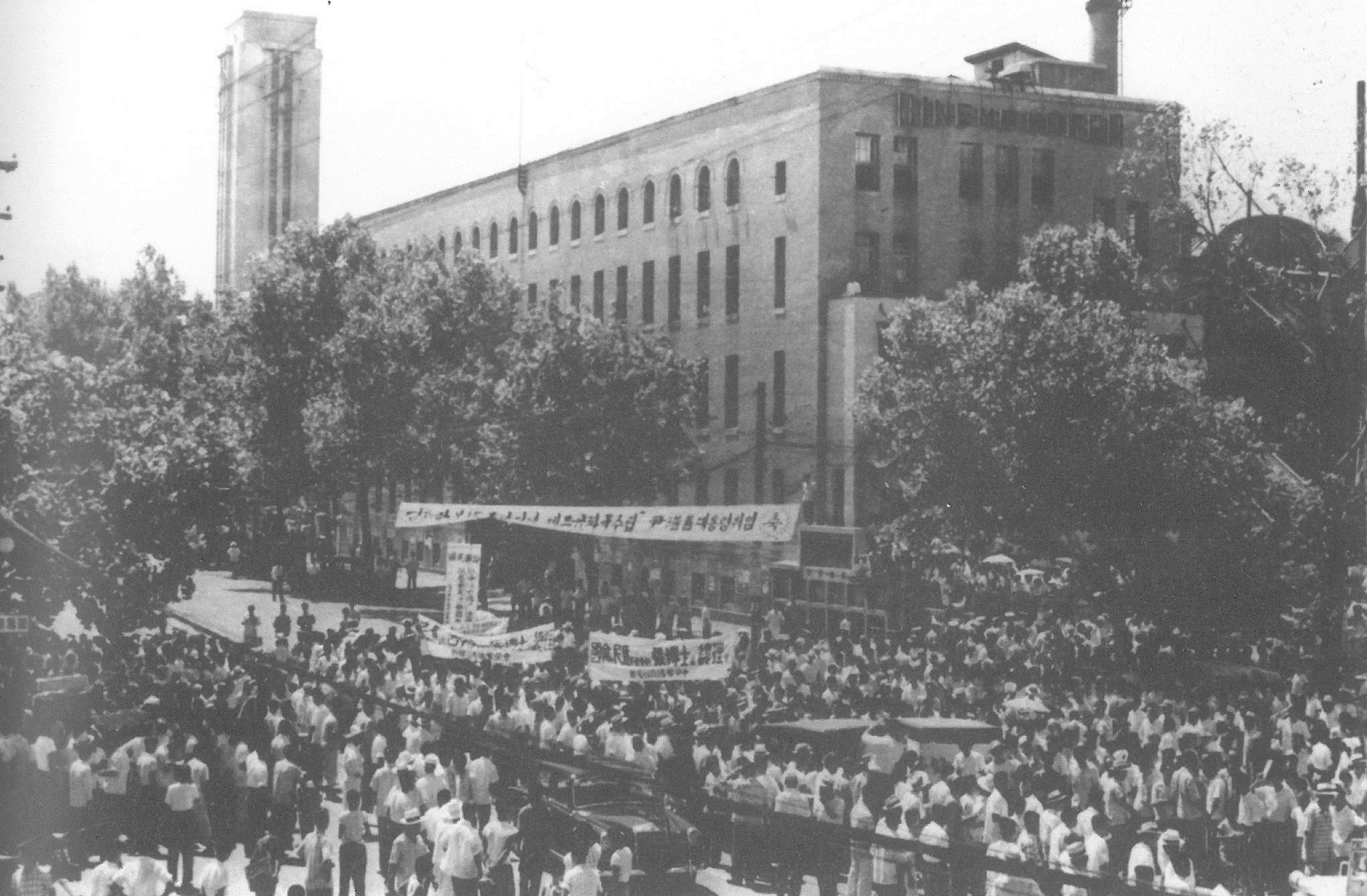 총리 인준을 둘러싼 민주당 분열을 규탄하는 국회의사당 앞 시위대 사진