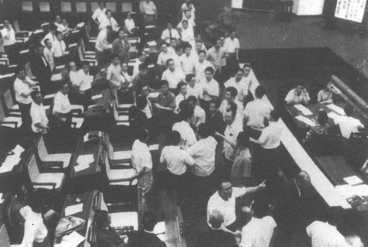 정부가 제출한 언론윤리위원회법안 관련 여야 난전을 벌이는 사진