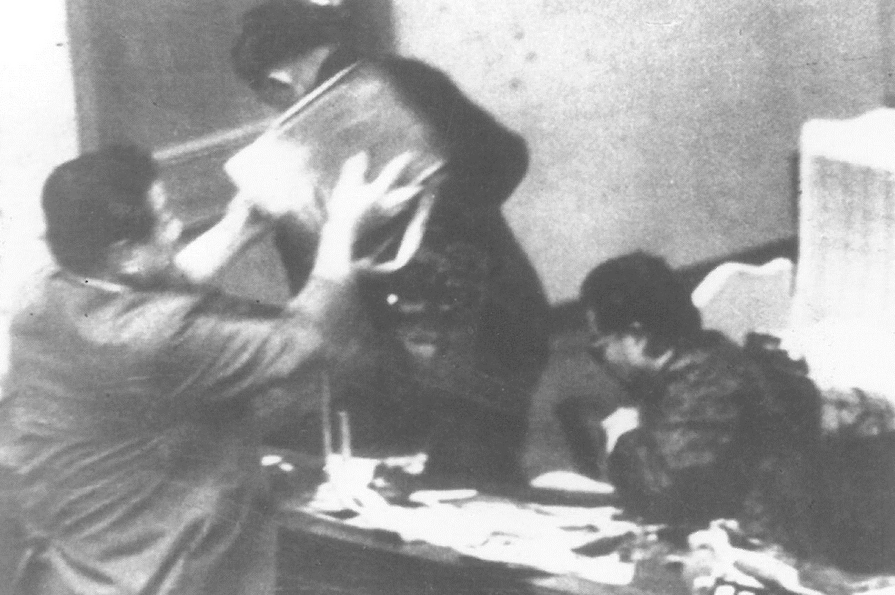 김두한 의원 오물투척 사건 사진