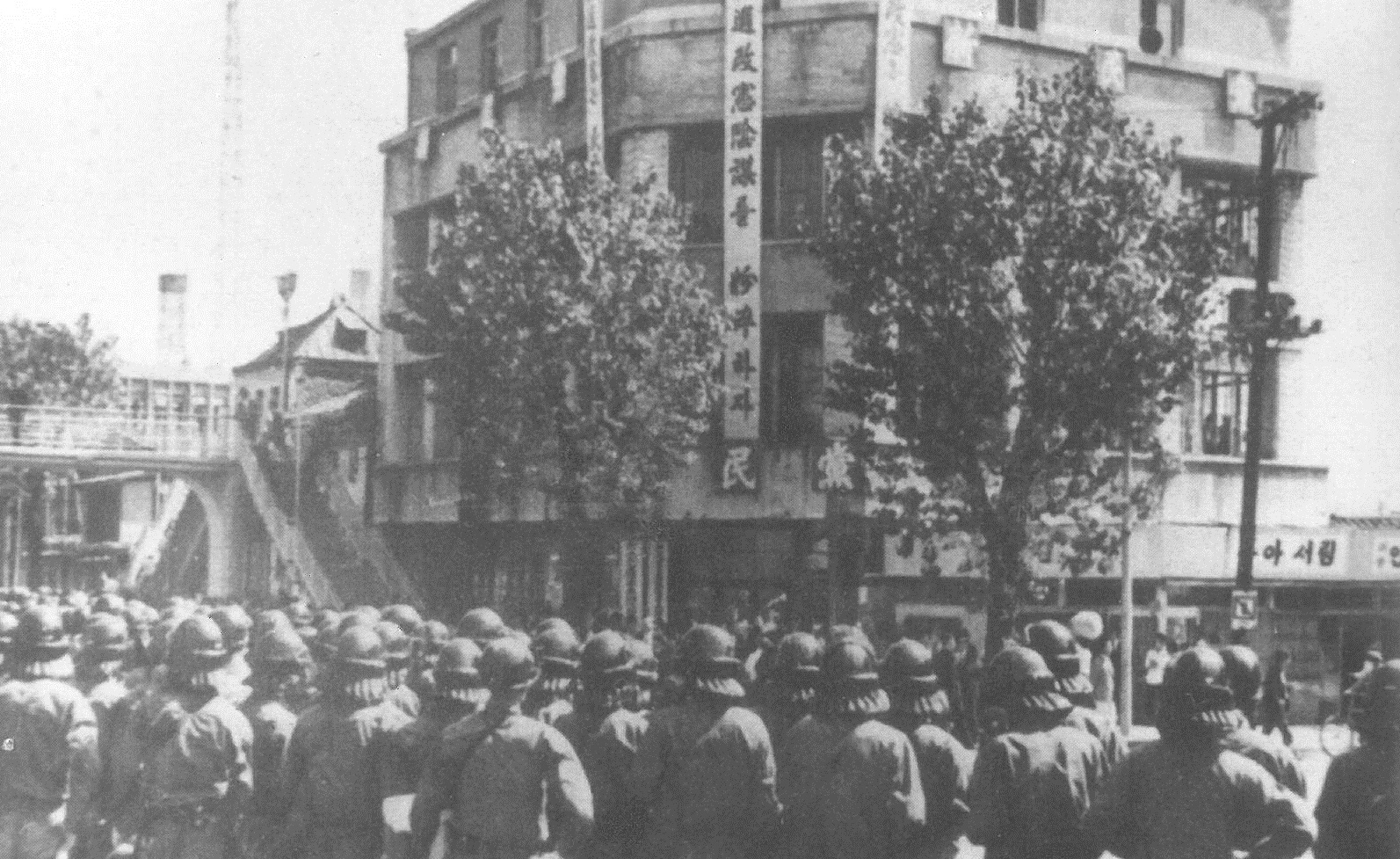 3선개헌 반대집회를 열고 있는 신민당사 사진