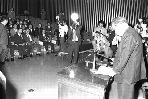 신민당 김영삼 총재 제명동의안 가결 사진