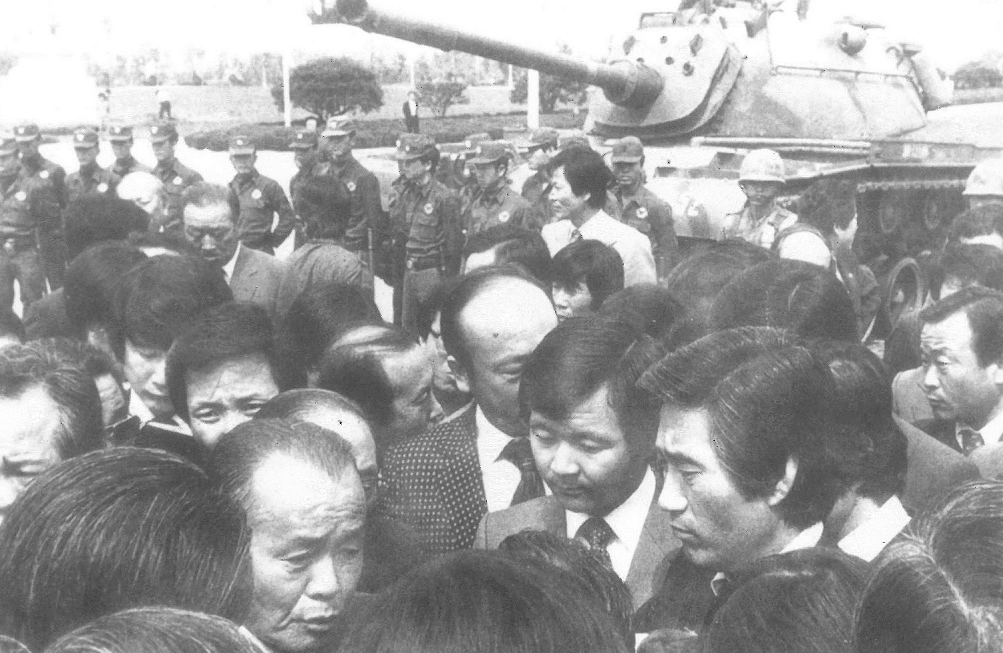 계엄군에 의해 국회의사당 출입을 저지당하고 있는 국회의원들 사진