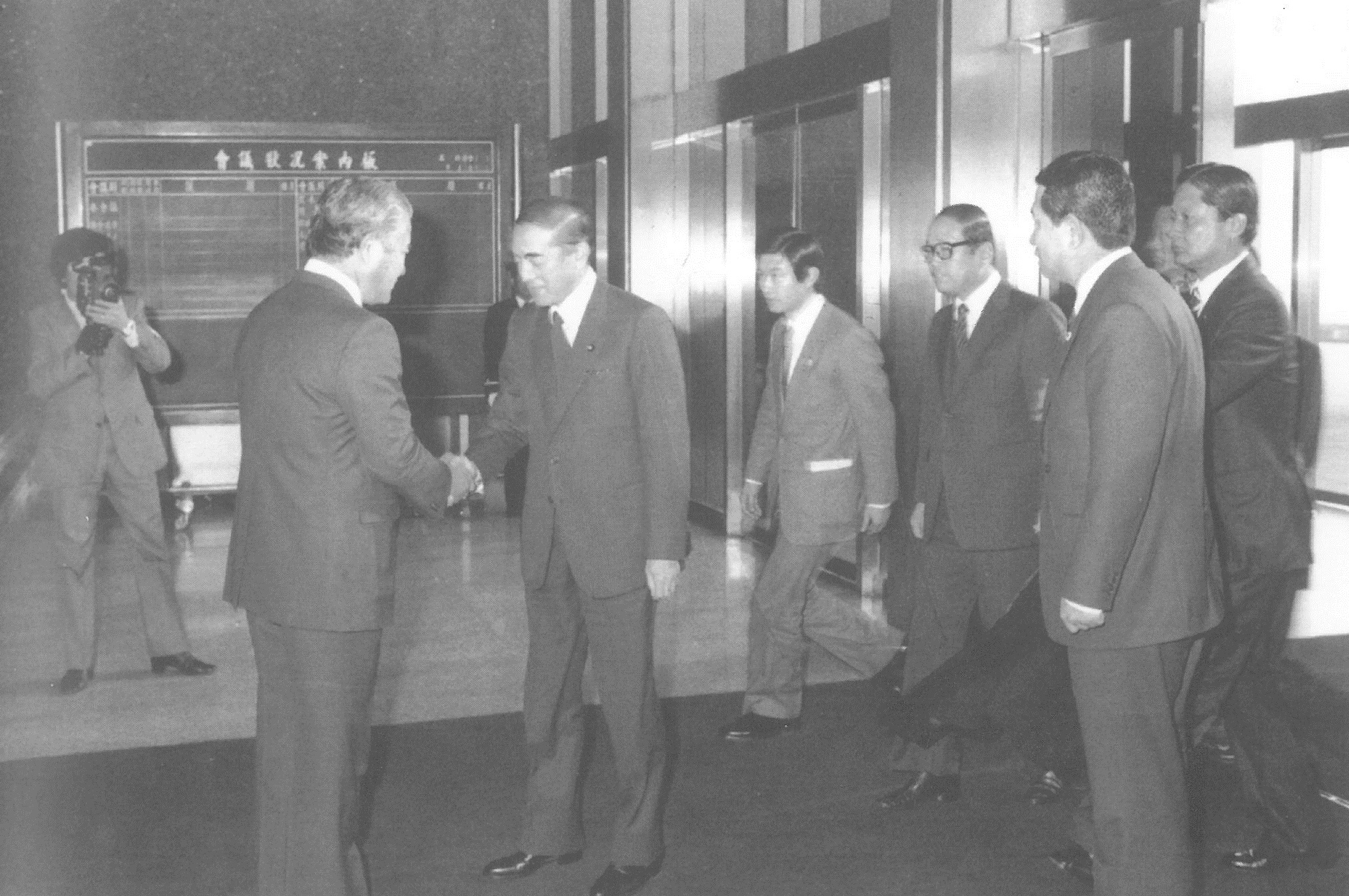 나까소네일수상국회방문 사진