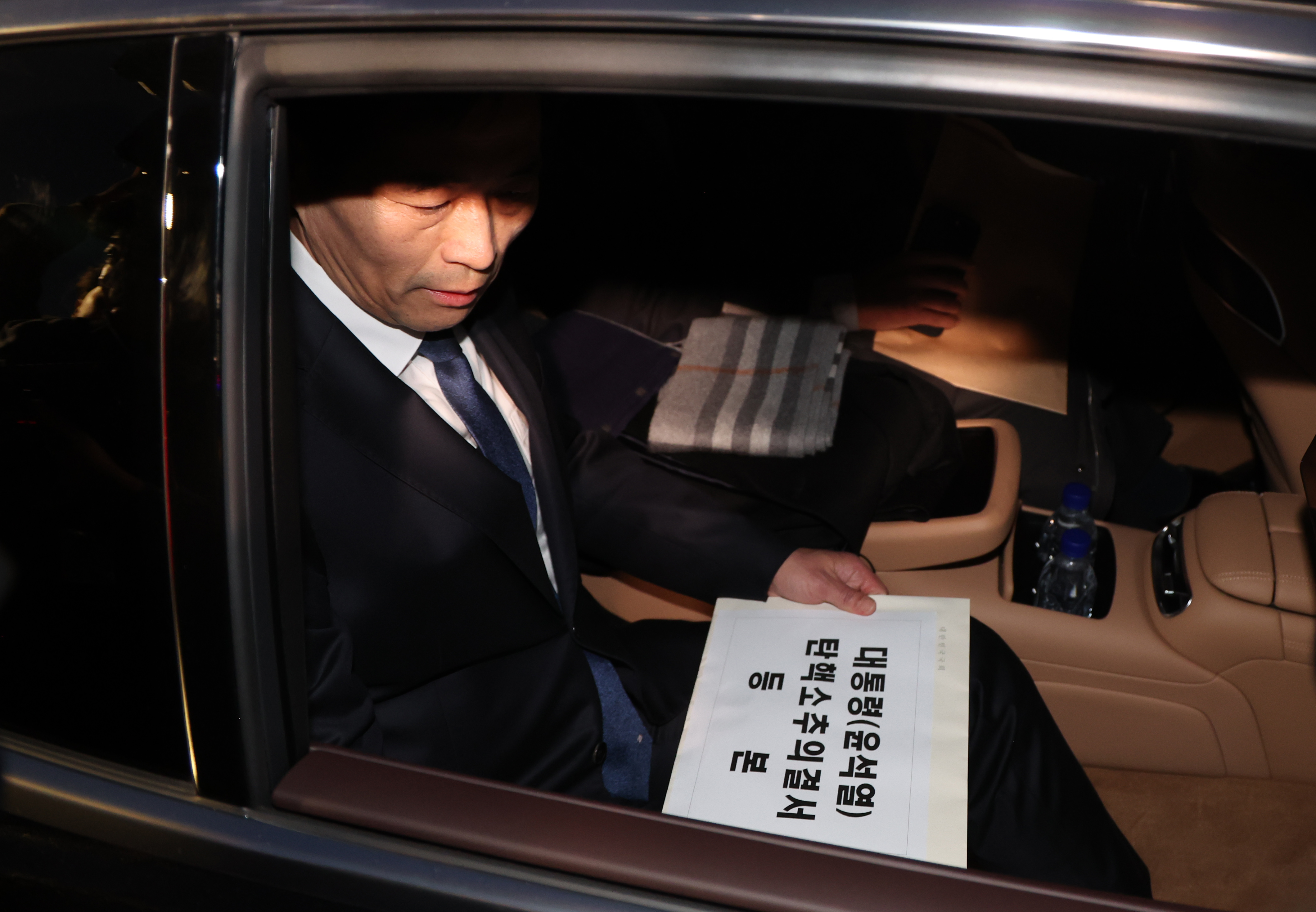 대통령(윤석열) 탄핵소추안 가결 후 서명 및 전달식