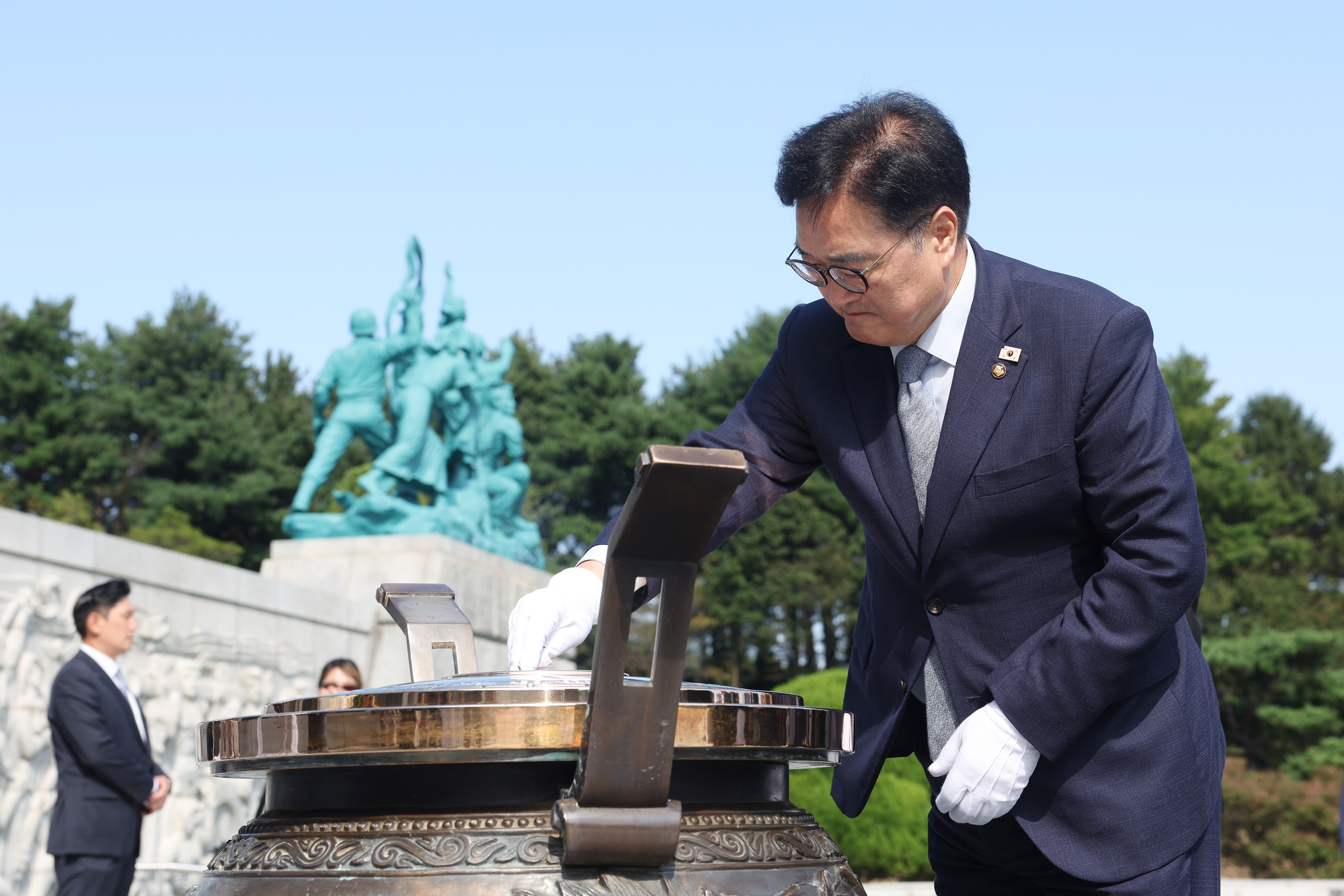 우원식 국회의장 대전 방문 - 국립대전현충원 현충탑 및 홍범도장군 묘역 참배